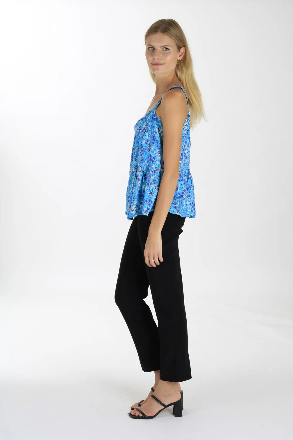 SCOOP CROP TOP IN BLUE